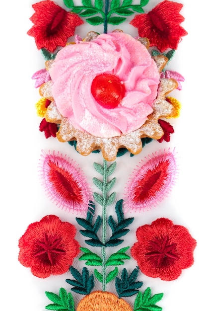 haftowane wzory na tkaninie